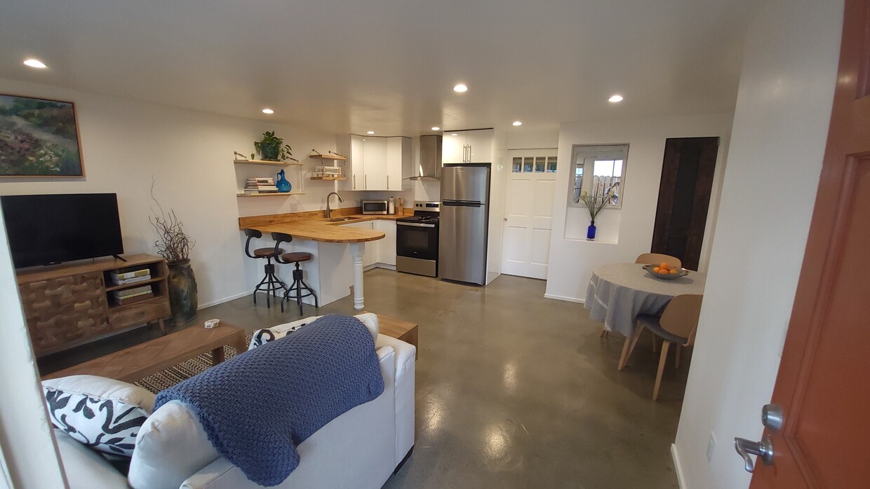 Living room, dining room, kitchen - 4057 Brant St