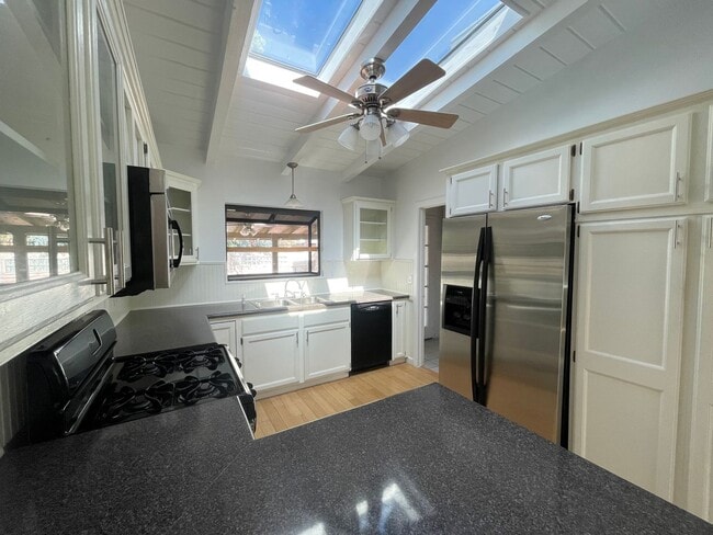 Building Photo - BEAUTIFUL HOME IN CENTER OF LAS VEGAS!