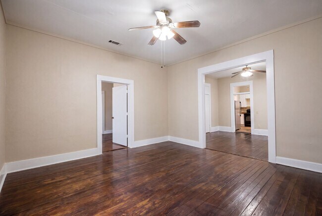 Foto del edificio - Classic Charm with Modern Updates – Spacious 4 Bedroom Rental