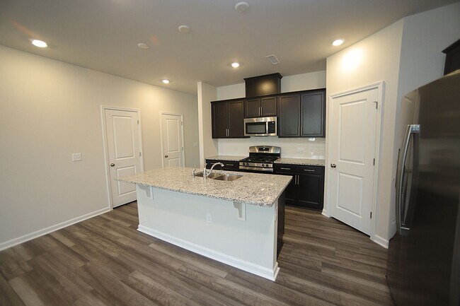 Foto del edificio - Beautiful 3 Bed+Bonus+2 Car Garage Townhom...