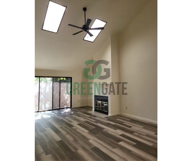 Foto del edificio - 700 W Roseburg Ave
