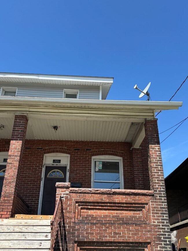 Foto del edificio - SELLING-521-523 Dorothy Ave