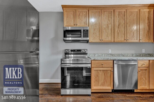 Foto del edificio - Beautiful 2 Bedroom, 1 Bath Duplex in SW Roanoke City