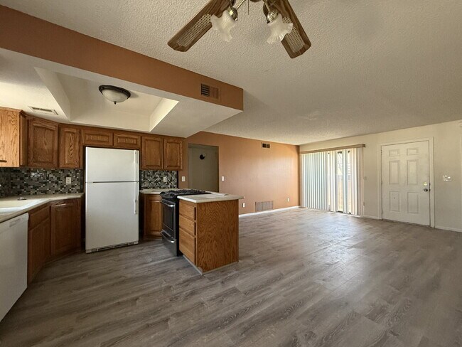 Foto del edificio - New Flooring, no carpet. 2bed 2bath Gated Community with a Swimming Pool