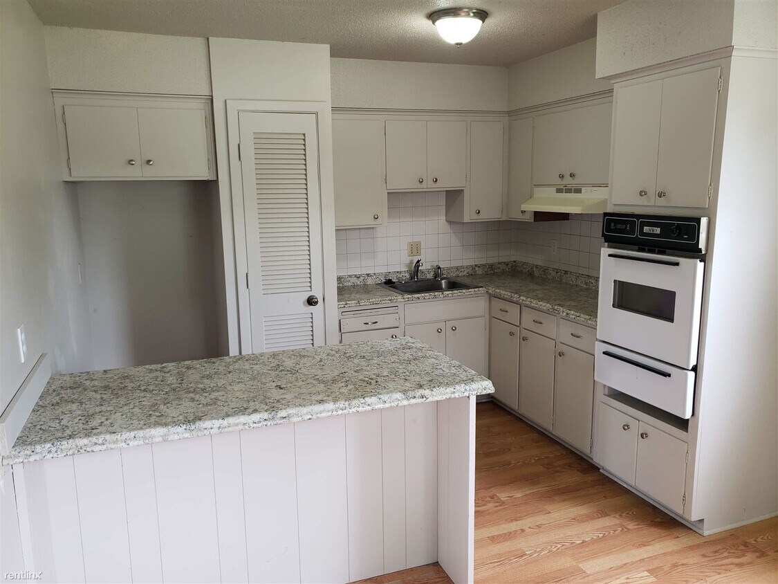Building Photo - 3 br, 1 bath Duplex - 134 Santa Fe Drive A