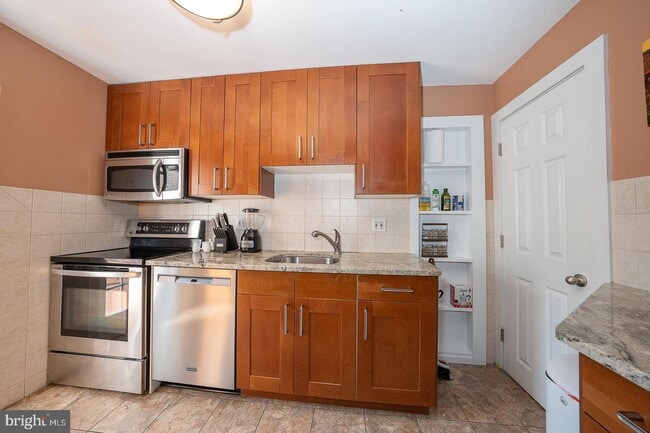 Building Photo - 452 Rock Glen Dr