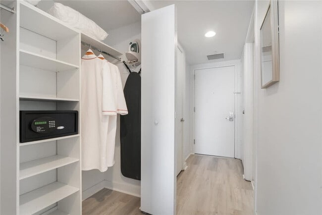 Building Photo - 2602 E Hallandale Beach Blvd