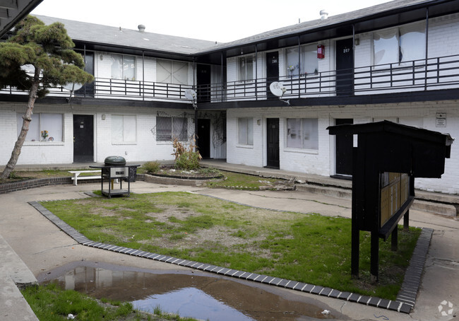 Building Photo - River Oaks Apartments