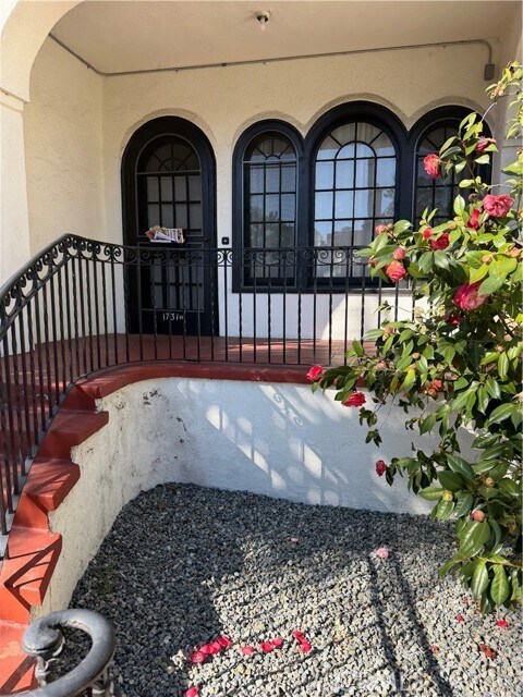 Foto del edificio - 1731 Winona Blvd