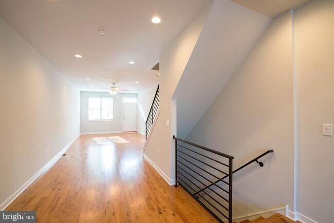 Building Photo - 3821 Mt Vernon St