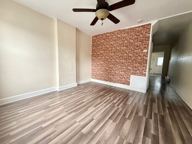 Foto del edificio - Charming 2-Bedroom Home with Backyard in t...