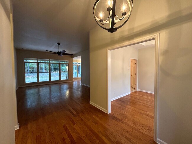 Foto del edificio - 807 Langdon Ln