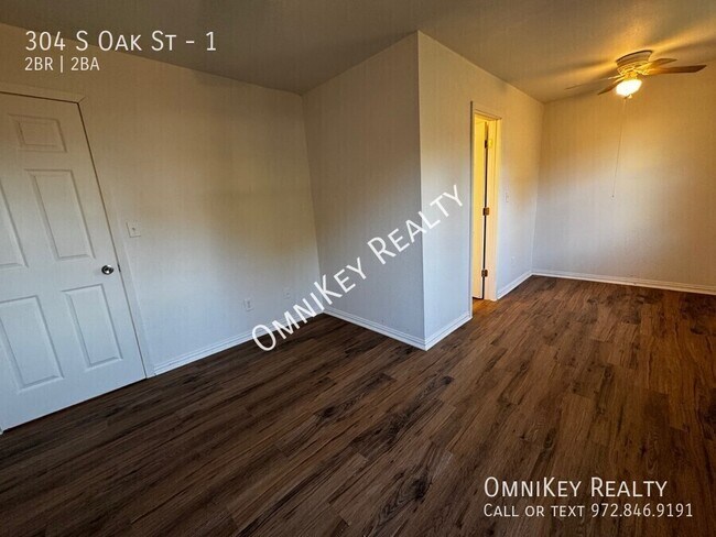 Building Photo - 304 S Oak St