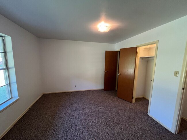 Building Photo - Spacious 4 Bed 2 Bath Home!