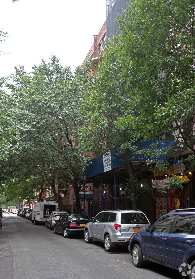 Building Photo - 207 Thompson St