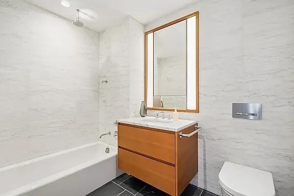 Building Photo - 100 Vandam St