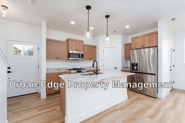 Building Photo - 3 Bedroom 2.5 Bath Newer Row Home!
