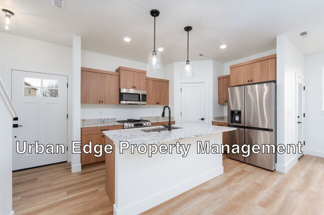 Foto del edificio - 3 Bedroom 2.5 Bath Newer Row Home!
