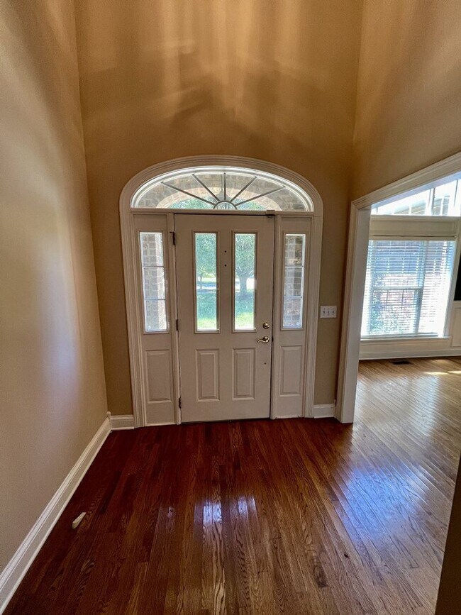 Building Photo - 4BR 2.5BA Executive Townhome Near MTSU, FR...