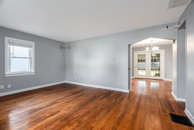 Building Photo - 3 Bedroom Single Family Home - AVAILABLE NOW