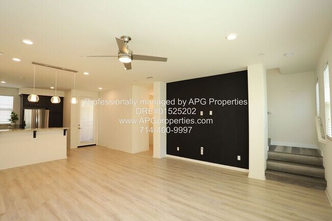 Building Photo - 2 Bedroom & 2 1/2 Bathroom Townhome with 2...