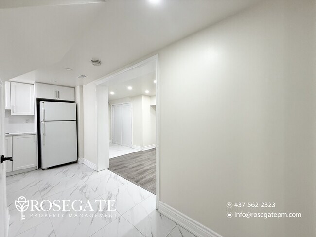 Photo du bâtiment - Modern 2-Bedroom Basement Apartment with O...