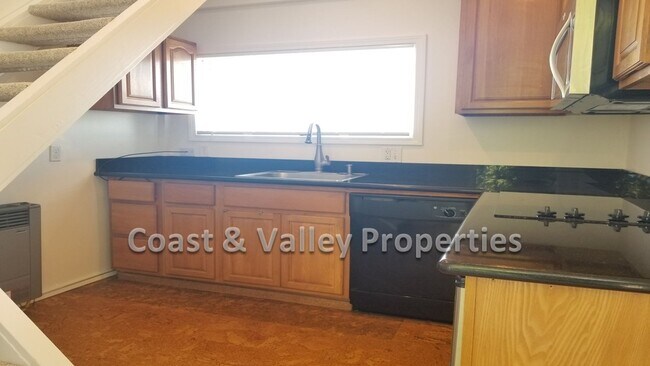 Foto del edificio - 611 Lantern Lane, Monterey Ca 93940