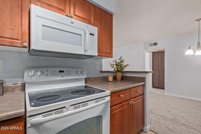 Building Photo - 5995 N 78th St