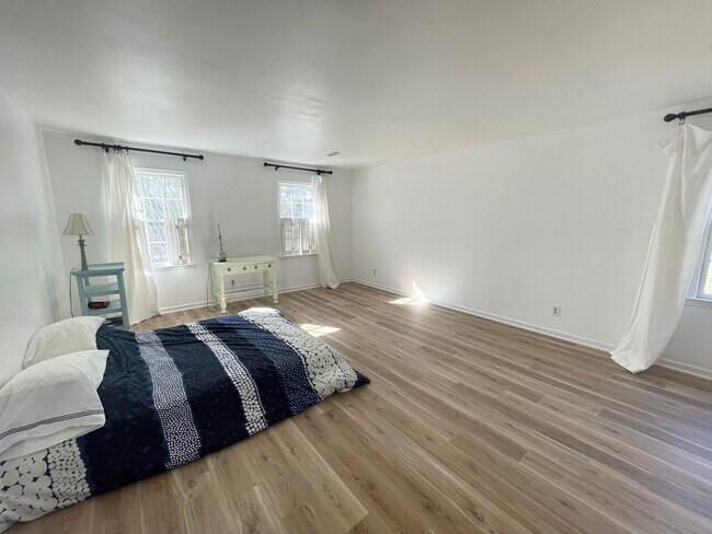 Building Photo - Large Home in Great Location!