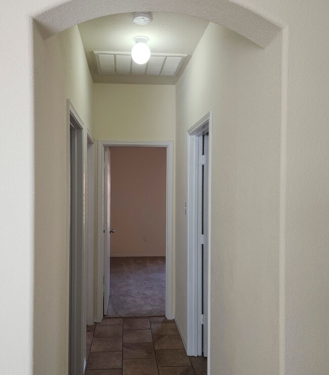 Building Photo - 5821 Thoroughbred Ct