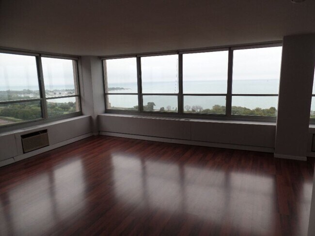 Building Photo - High-Floor 2BR/2BA Condo in East Lakeview ...