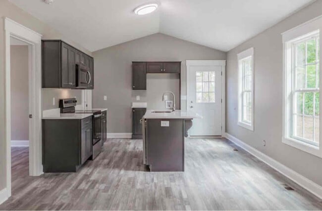 Building Photo - 627 Fondel Ln