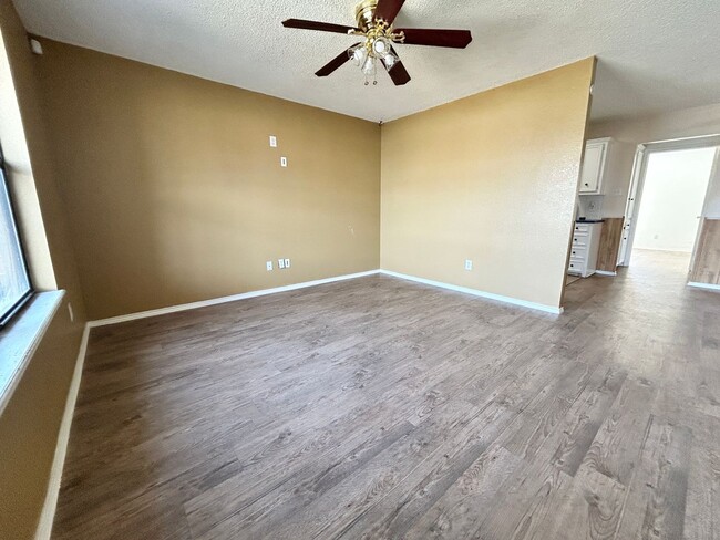 Building Photo - 2 Bed/ 1.5 Bath Available**** 1/2 Off Firs...