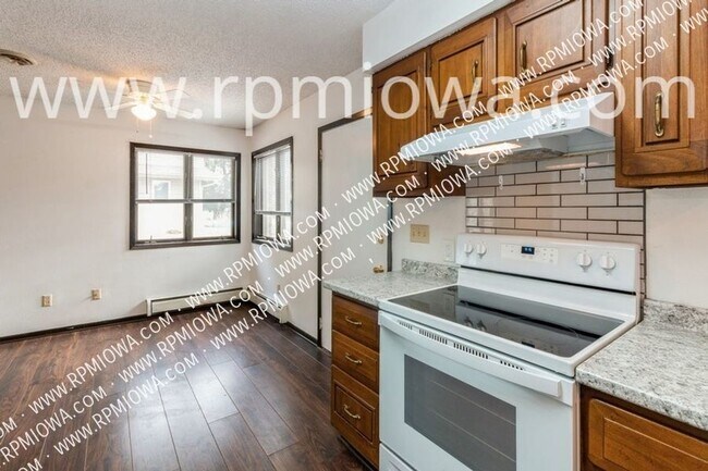 Building Photo - AFFORDABLE DUPLEX FOR IMMEDIATE MOVE-IN!! ...