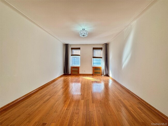 Foto del edificio - 94-10 64th Rd