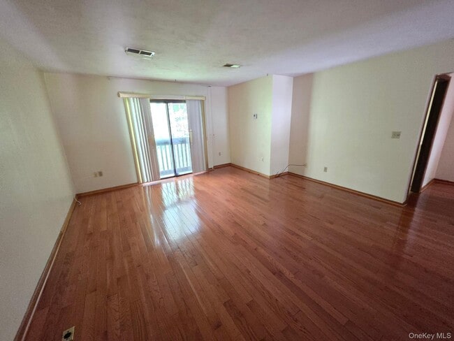 Building Photo - 285 Village Ct