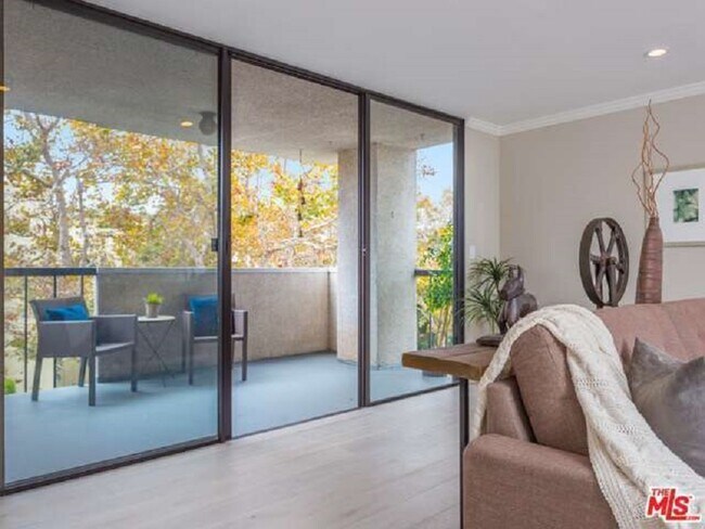 Foto del edificio - 150 N Almont Dr