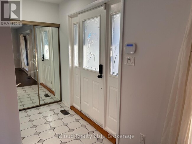 Building Photo - 140 Cromwell Crescent