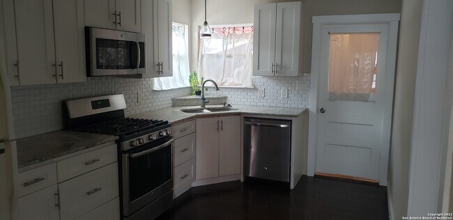 Foto del edificio - 1607 Waverly Ave