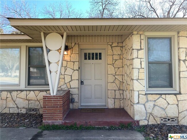 Foto del edificio - 564 Laurel Ln