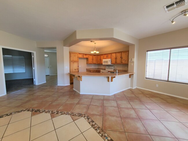 Building Photo - 4 BEDROOM 2 BATH POOL HOME