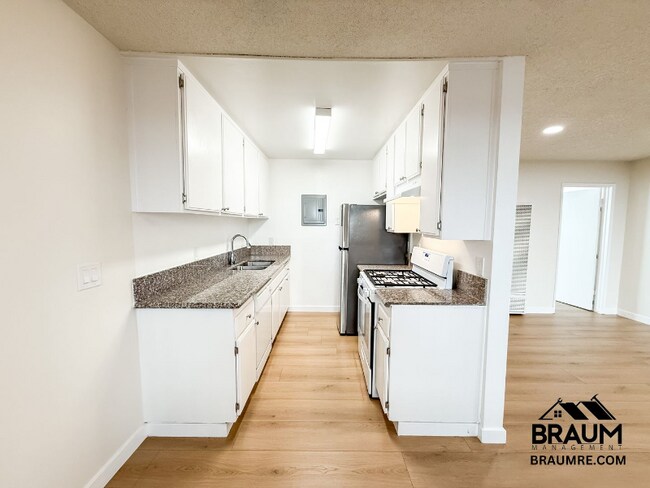 Foto del edificio - 6612 Sylmar Ave