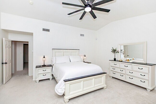 Foto del edificio - Luxury Townhome in Gated Community - $500 ...