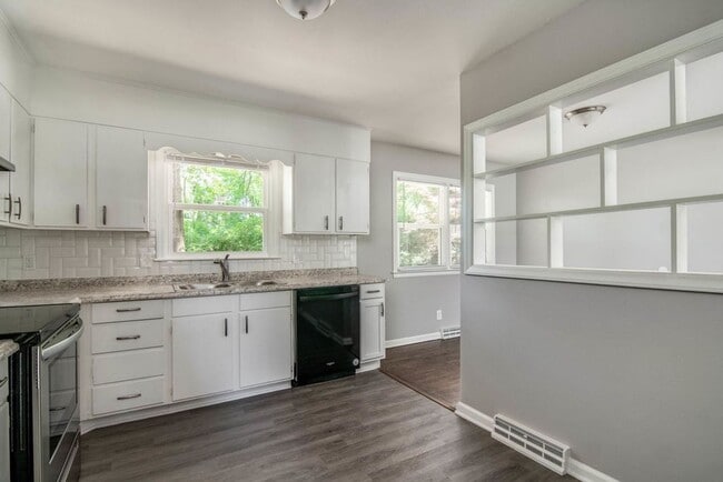 Building Photo - 3 Bed, 1.5 Bath- $1400 a Month
