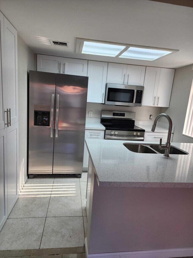 Foto del edificio - 8455 Coral Lake Way