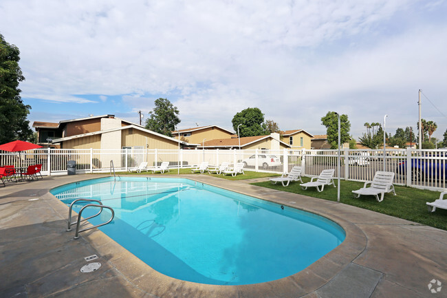 Pool - Castlewood Park Apartments