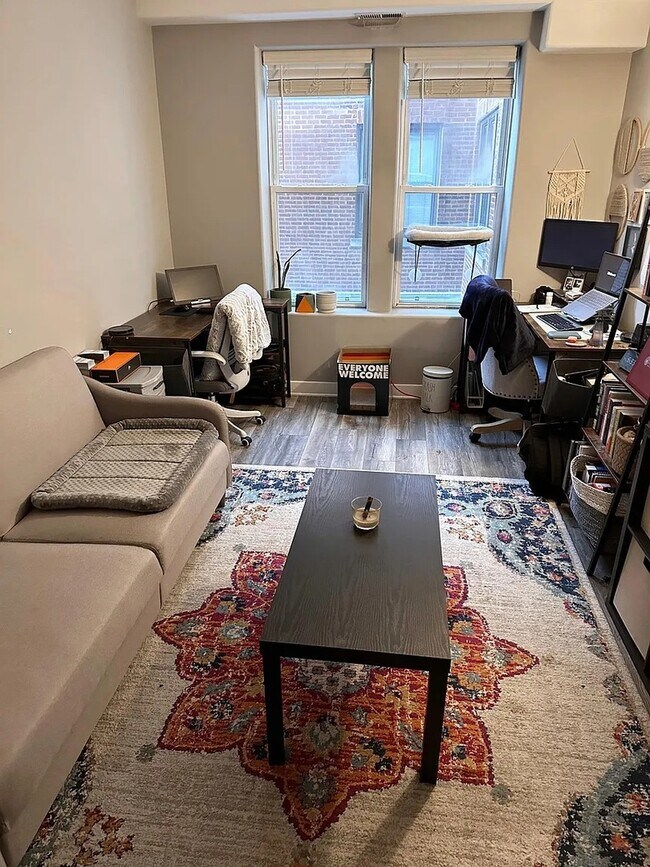 Foto del edificio - 4335 W Irving Park Rd