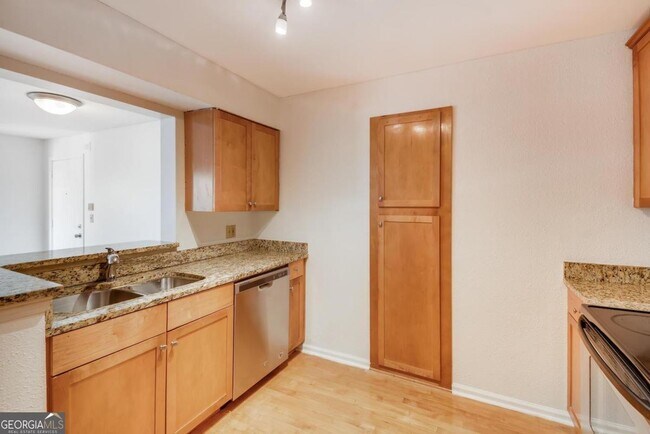 Building Photo - 2657 Lenox Rd NE