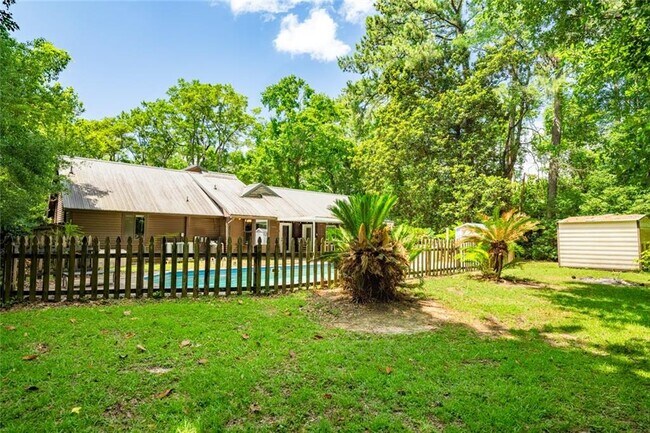 Foto del edificio - 3876 Higgins Rd