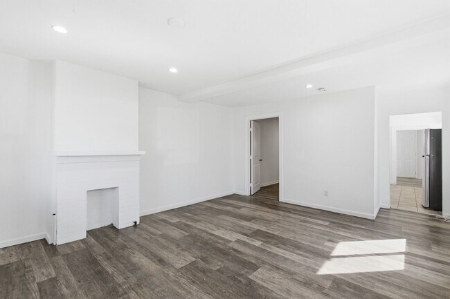 Building Photo - 350 E 60th St